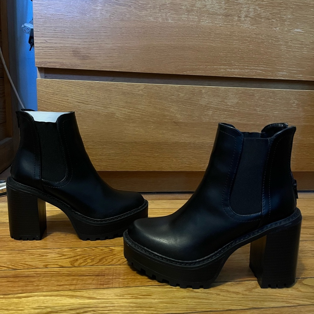 Steve Madden Black Kat Boot Size 7.5